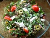 Salata sa tunjevinom, feta sirom i rukolom