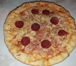 Pizza sa punjenim krajevima