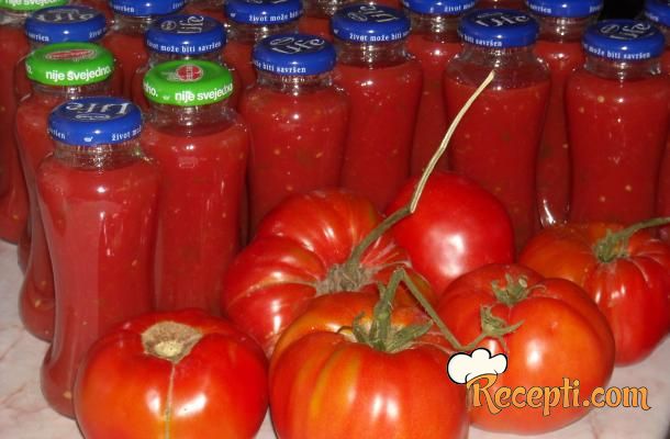Mleveni paradajz u flašama