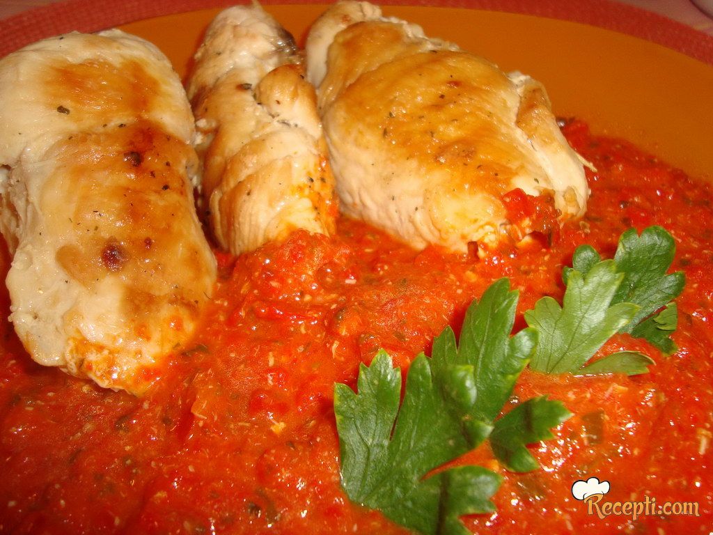 Rolovana piletina sa sosom od crveni paprika