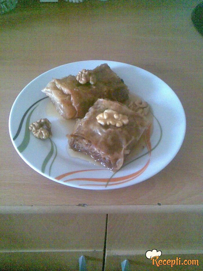 Baklava sa orasima i suvim grožđem