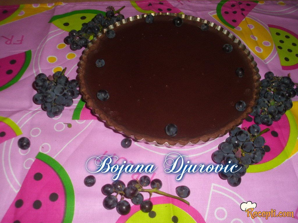 Čokoladni tart sa crnim grožđem