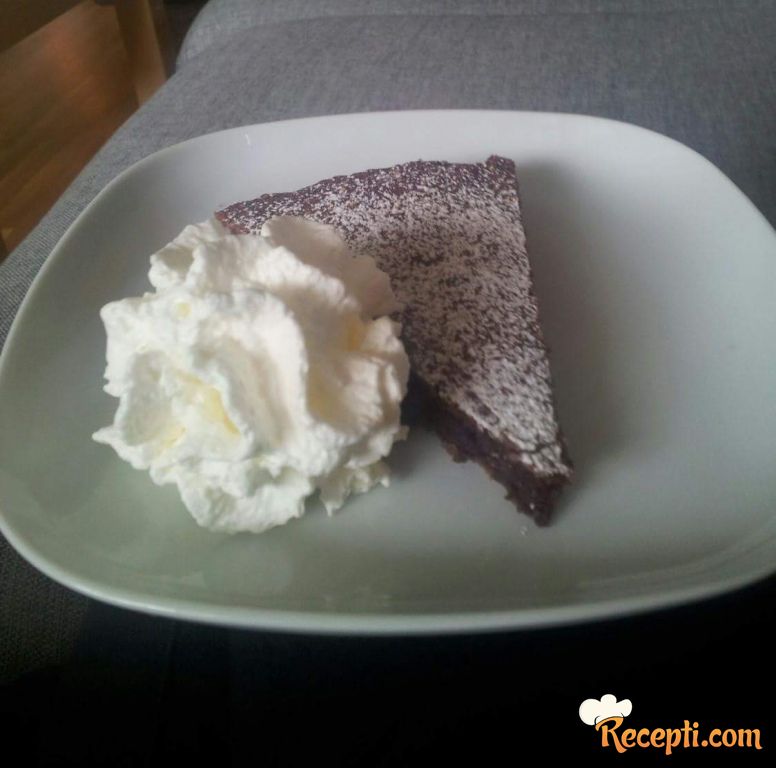 Švedski gnjecavi čokoladni kolač (kladdkaka)