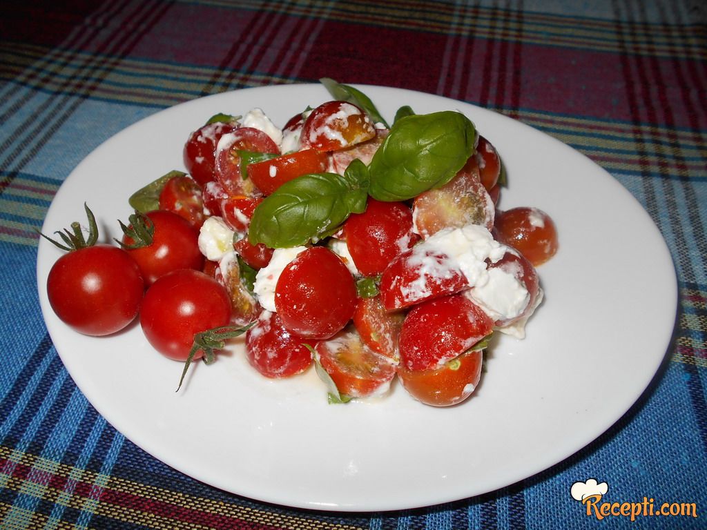 Ljupka cherry salata sa sirom i bosiljkom