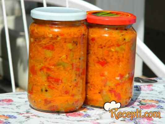 Zimska salata (šargarepa, paprika, beli luk)