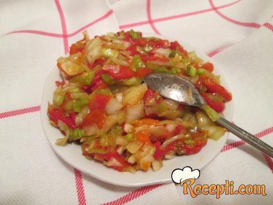 Salata sa prazilukom i pečenim paprikama