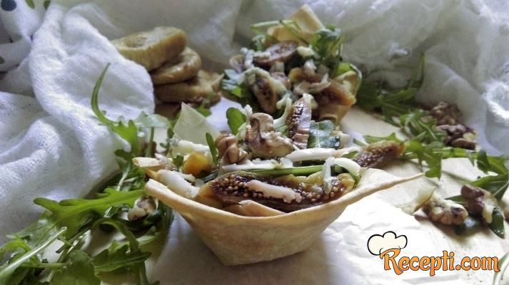 Salata od rukole i suvih smokava u jestivim korpicama