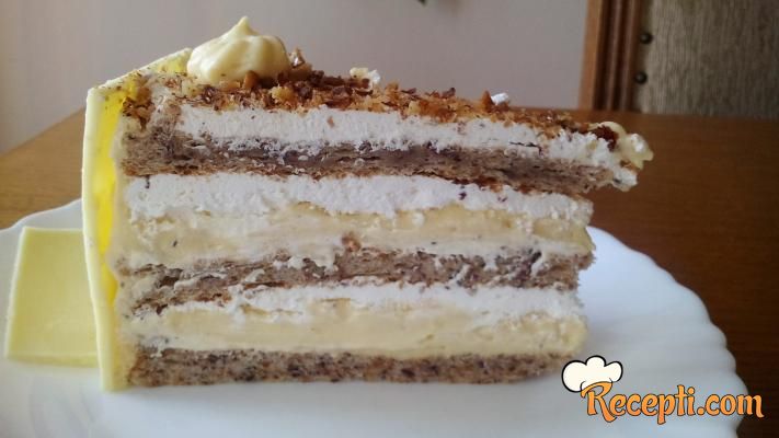 Torta s lješnjacima i bijelom čokoladom