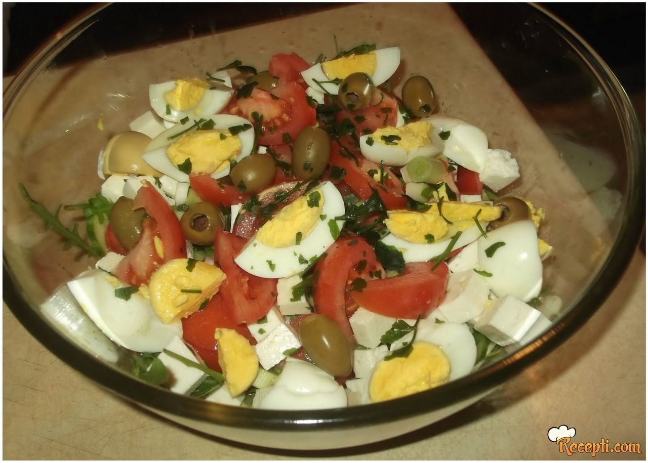 Salata sa povrćem i kuvanim jajima