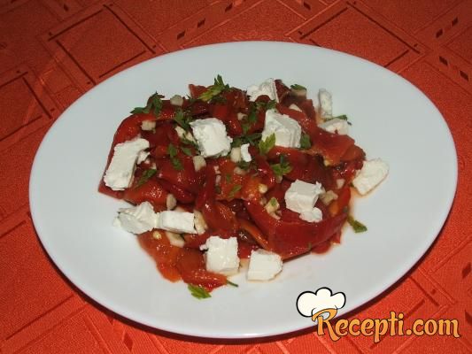 Salata sa pečenim paprikama i fetom