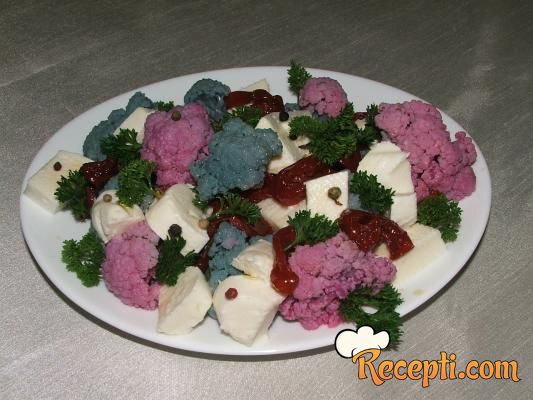 Salata sa ljubičastim karfiolom i mocarelom
