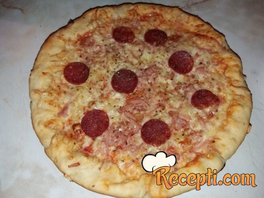 Pizza sa punjenim krajevima