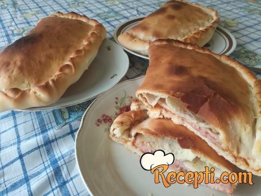 Calzone pizza - pizza sendvič
