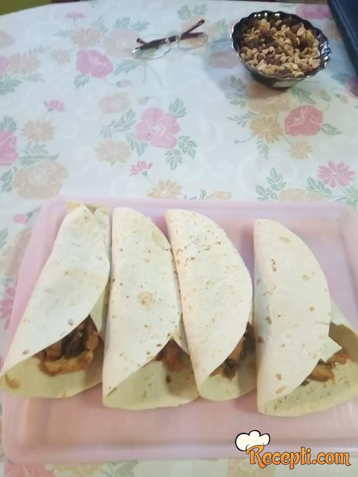 Tortilje sa pilećim belim mesom i meksičkim povrćem 