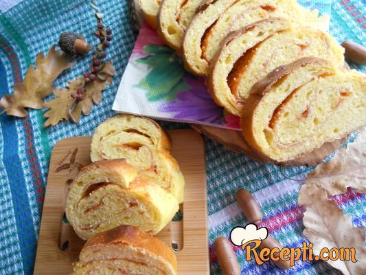 Slatka štrudla sa bundevom i pekmezom od kajsije