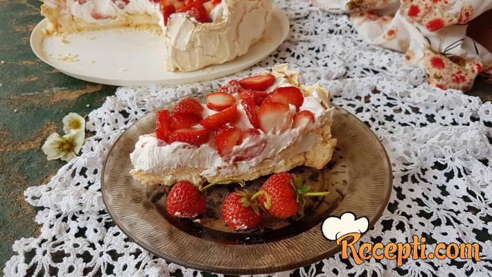 Pavlova torta sa jagodama