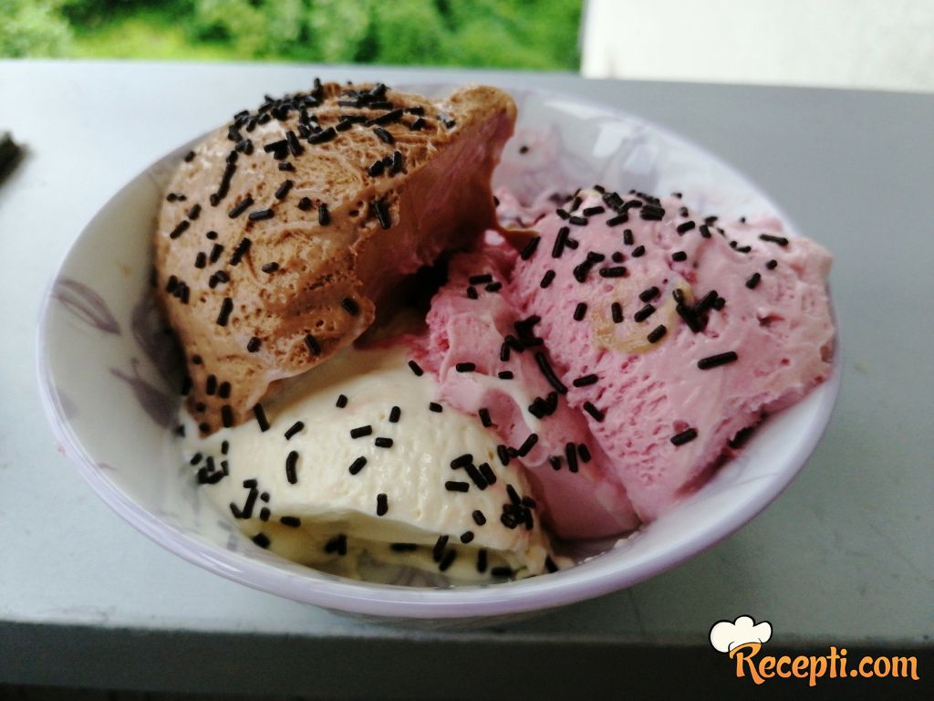 Sladoled (vanila, čokolada, višnja) 