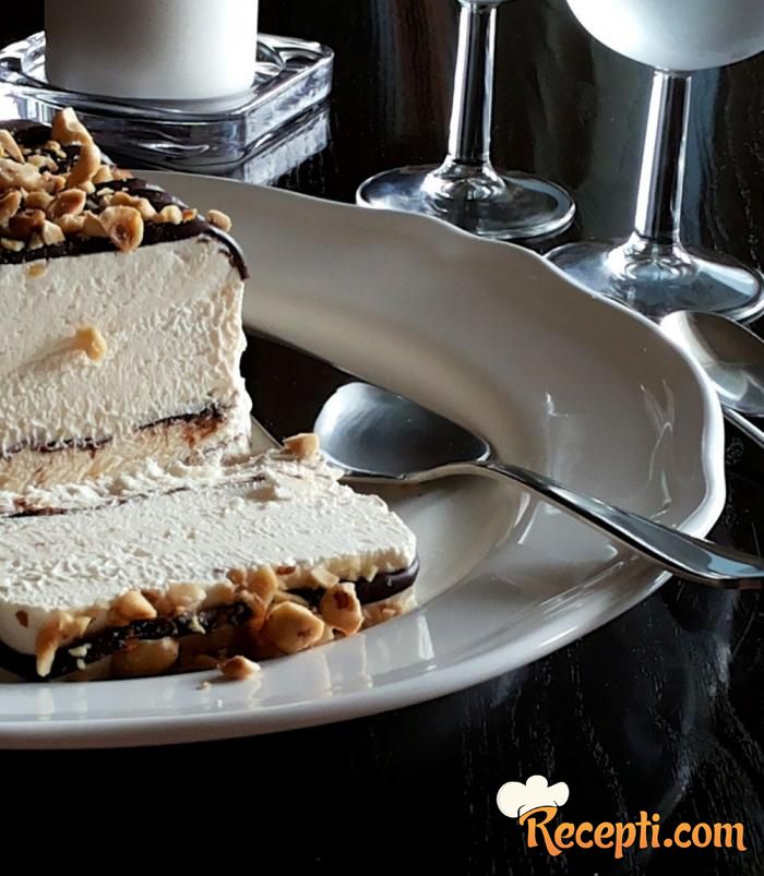 Semifreddo s čokoladom i lešnicima