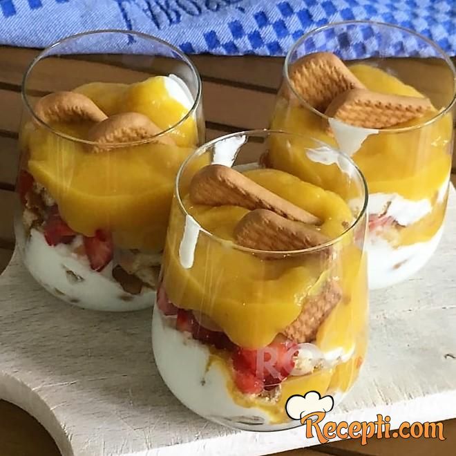Desert u čaši sa mangom