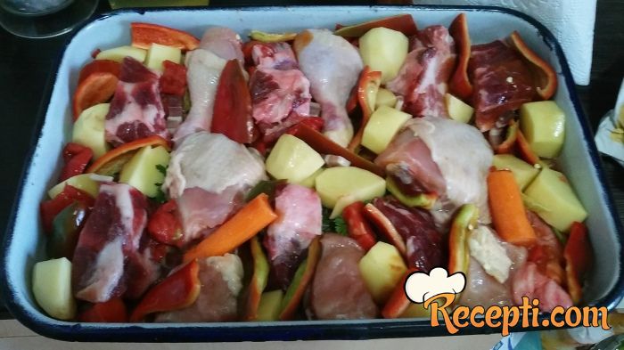 Povrće i meso pečeno u rerni