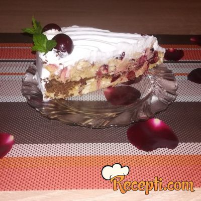 Brza torta sa keksom, jogurtom i višnjama