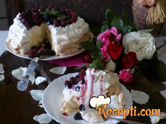 Pavlova torta sa šumskim voćem