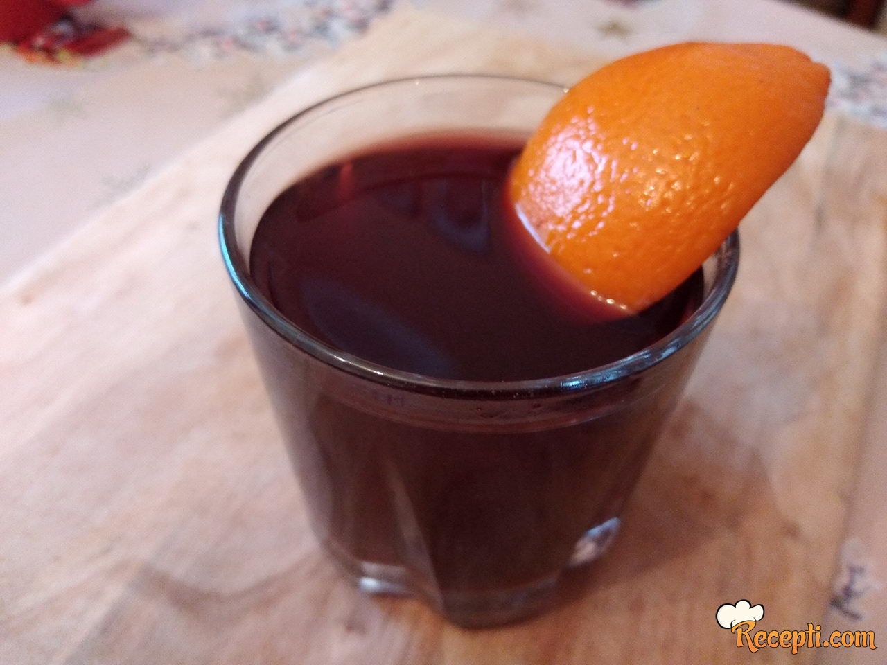 Kuvano vino sa pomorandžom