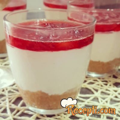 Cheesecake sa jagodama u čaši