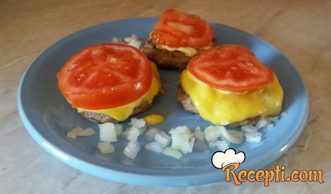 Pljeskavice sa topljenim sirom i paradajzom
