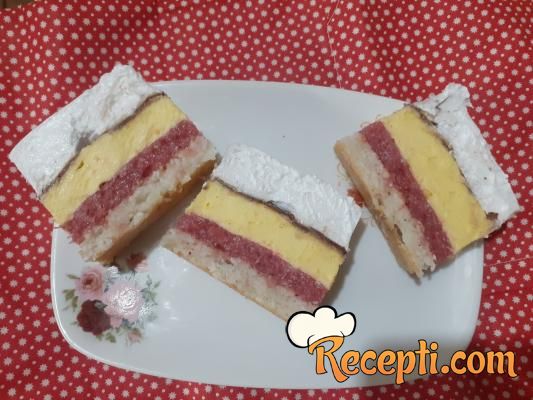 Kapri torta sa jagodama i kokosom