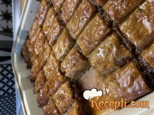 Posna baklava sa orasima, keksom i čokoladom