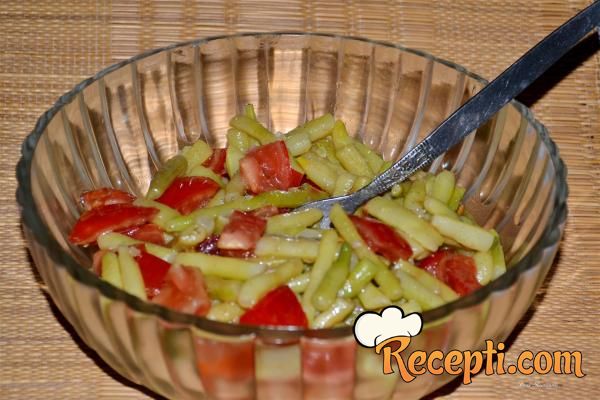 Boranija i paradajz na salatu