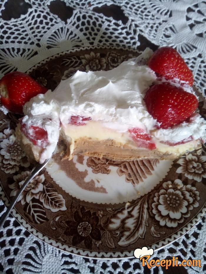 Puding torta sa jagodama i orasima