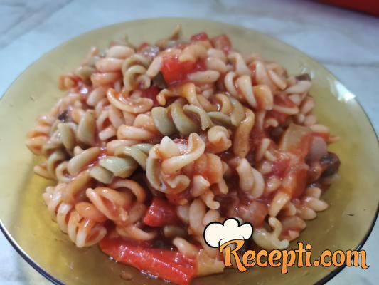 Makarone (ili špagete) sa povrćem u paradajz sosu