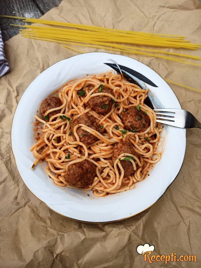 Pržene ćufte u paradajz sosu sa špagetama