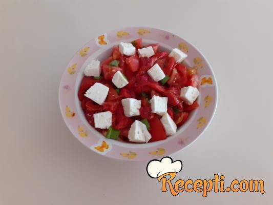 Salata sa pečenom paprikom