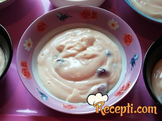Voćni jogurt sa višnjama