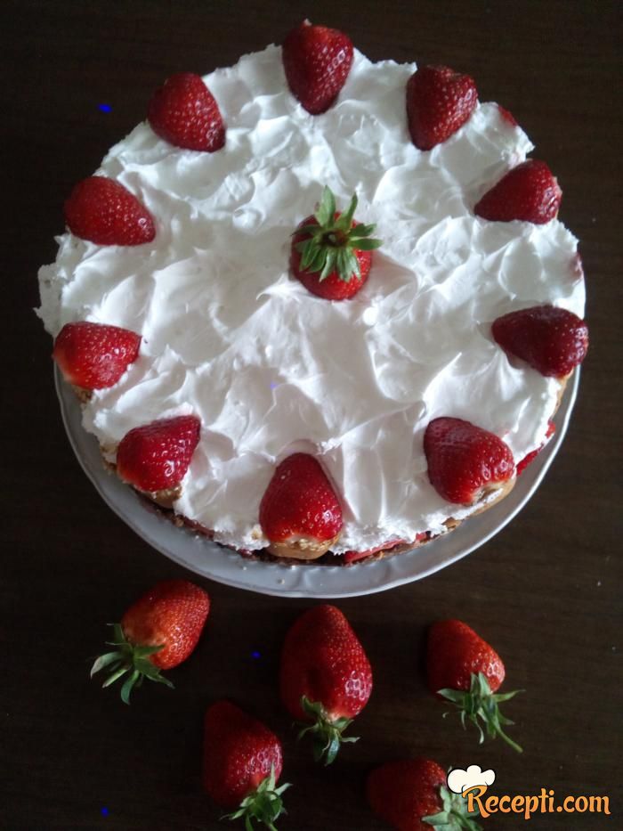 Nepečena torta sa jagodama i kremom