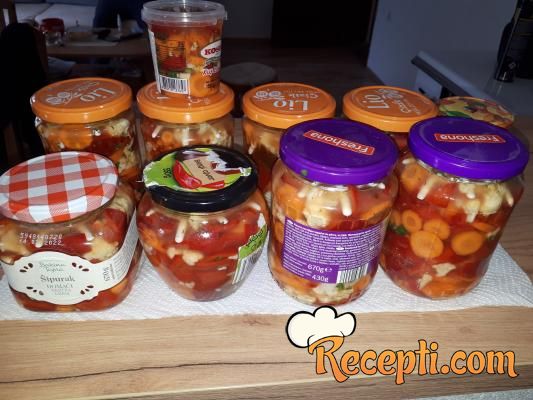 Šarena salata sa slačicom i mirođijom