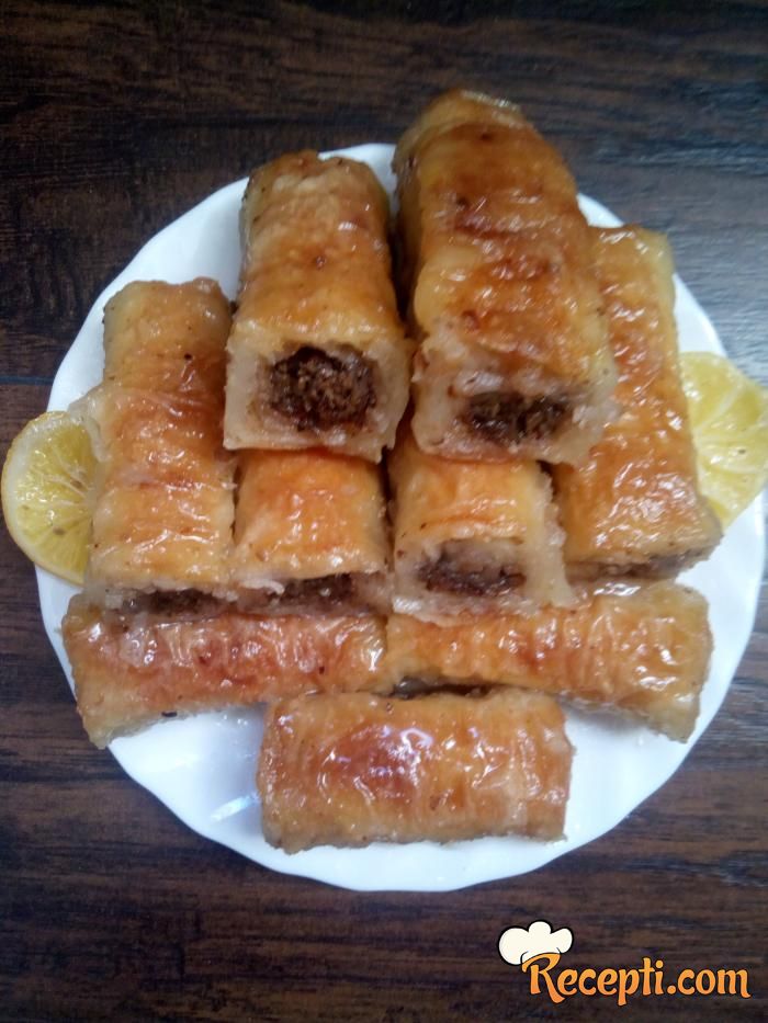 Rol baklava sa poparenim orasima