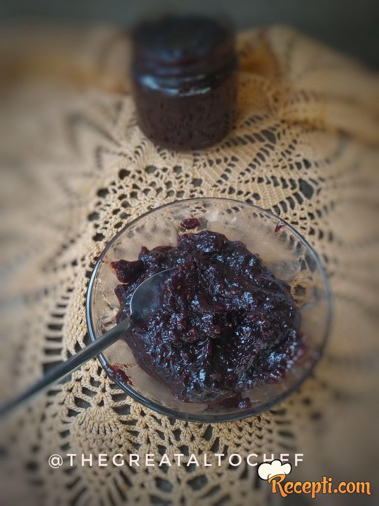 Čuveni višnja - malina džem sa crnom čokoladom i smeđim šećerom