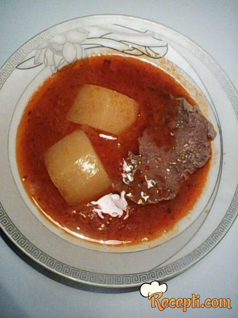 Krompir i junetina u paradajz sosu