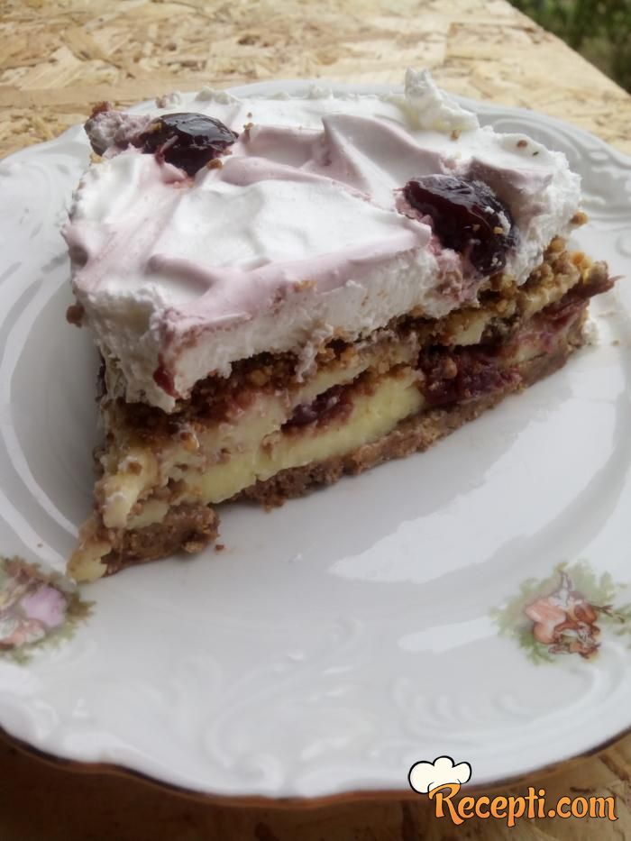 Nepečena torta sa keksom, pudingom i čokoladom