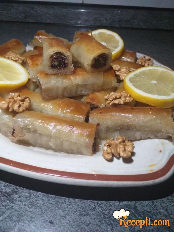 Posna baklava sa suvim šljivama