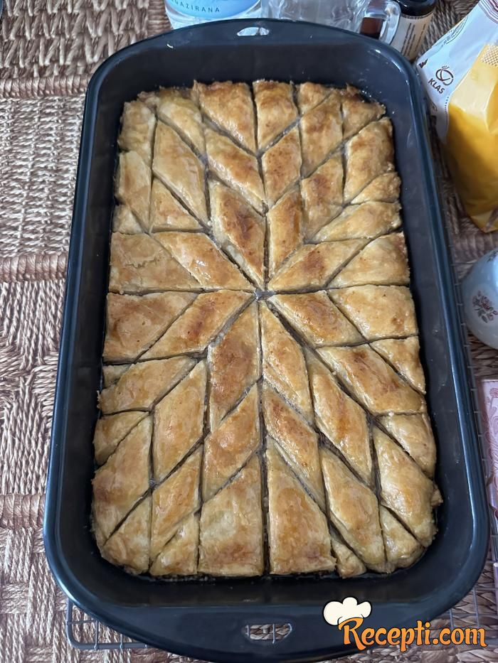 Baklava sa lešnicima od domaćih kora