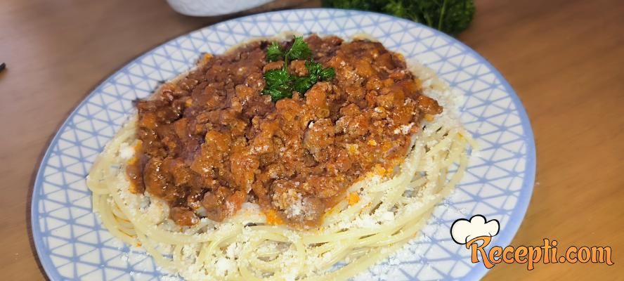 Juneći sos od paradajza sa špagetama