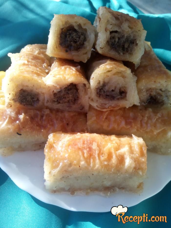 Rol baklava sa čokoladom, plazmom i orasima