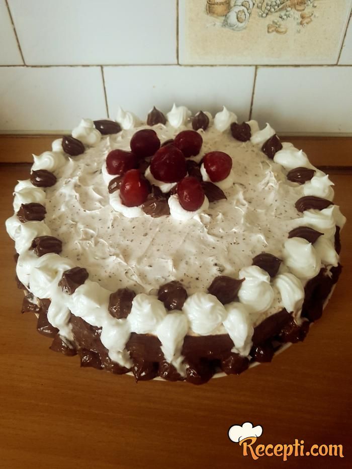 Torta sa višnjama, krem pudingom i šlagom