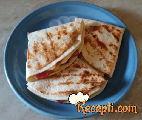 Tortilja topli sendvič