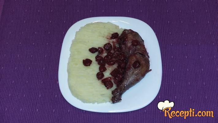 Sočni bataci sa višnjama i ruzmarinom